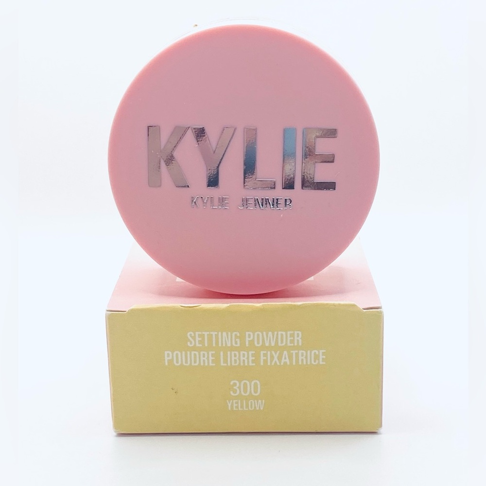 Kylie Jenner Setting Powder